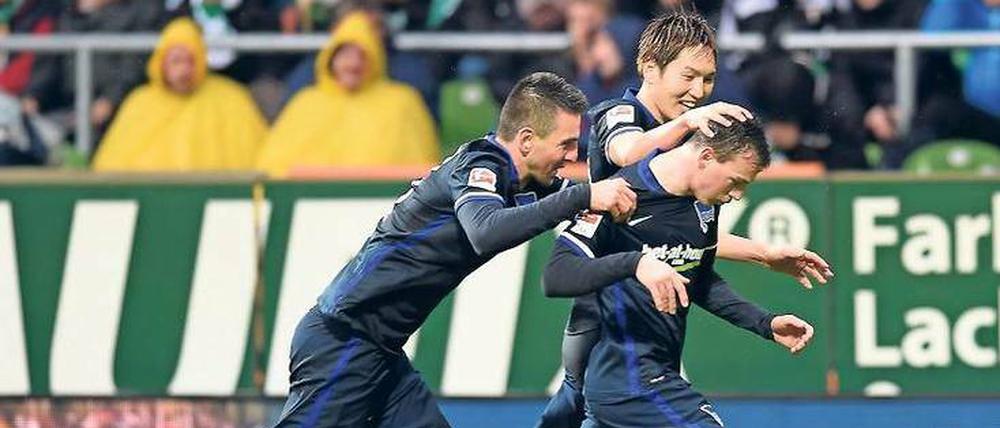 Streicheleinheit. Auch den Rest der Mannschaft freut es, dass Vladimir Darida (r.) seine Sperre abgesessen hat und gegen Frankfurt wieder auflaufen kann.