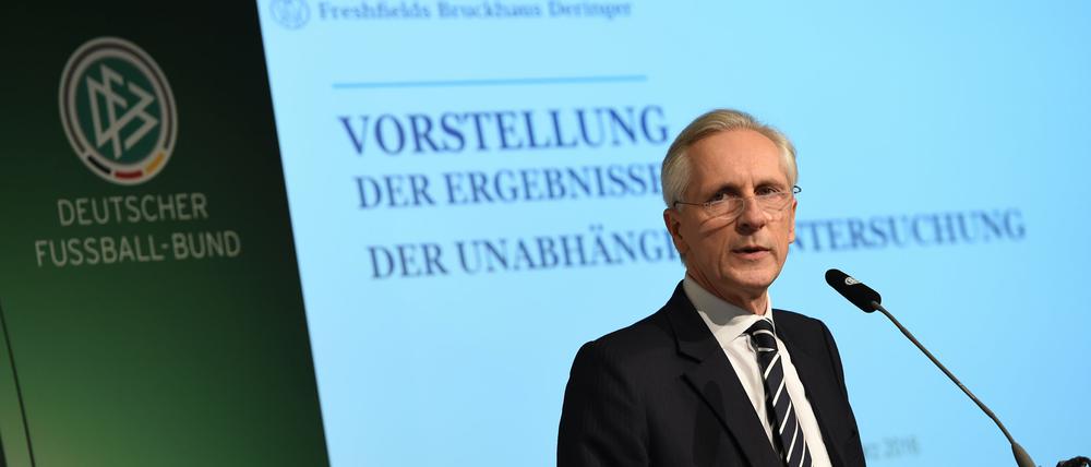 Tacheles. Christian Duve von der Wirtschaftskanzlei Freshfields Bruckhaus Deringer spricht während der Pressekonferenz zur Vorstellung des Untersuchungsberichts zur DFB-Affäre um die Vergabe der Fußball-WM 2006 nach Deutschland.