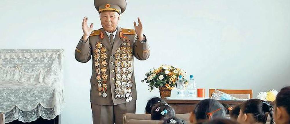 Bling Bling. Ein Würdenträger posiert vor nordkoreanischen Schülern.