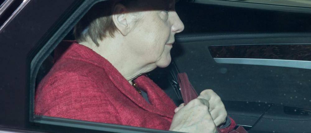 Am Wahlabend: Angela Merkel fährt in ihrer Limousine zur Sitzung der Spitzengremien der CDU im Konrad-Adenauer Haus.