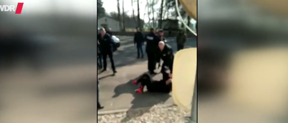 "WDR aktuell" hat ein Video auf Twitter verbreitet, das Polizisten bei einem Einsatz in einer Flüchtlingsunterkunft in Warburg in Nordrhein-Westfalen zeigt.