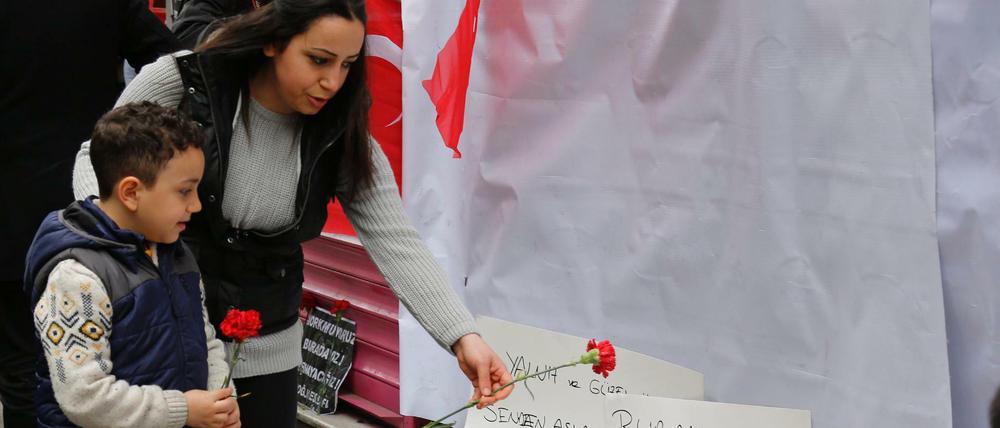 Menschen in Istanbul legen Blumen nieder.