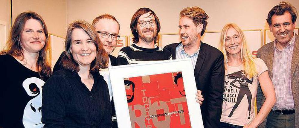 Preisübergabe. Elissa Hiersemann, Nadine Lange, Andreas Müller, Arne Zank, Dirk von Lowtzow, Anja Caspary und Kai Müller (v. l. n. r.).