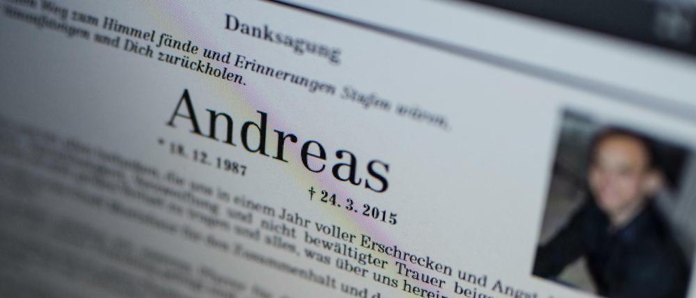 Das Bildschirmfoto einer Todes- und Danksagungs-Anzeige aus einer Tageszeitung zeigt am Montag den Piloten der im vergangenen Jahr abgestürzten Germanwings-Maschine, Andreas Lubitz. Als Verfasser der Anzeige ist die Familie genannt.