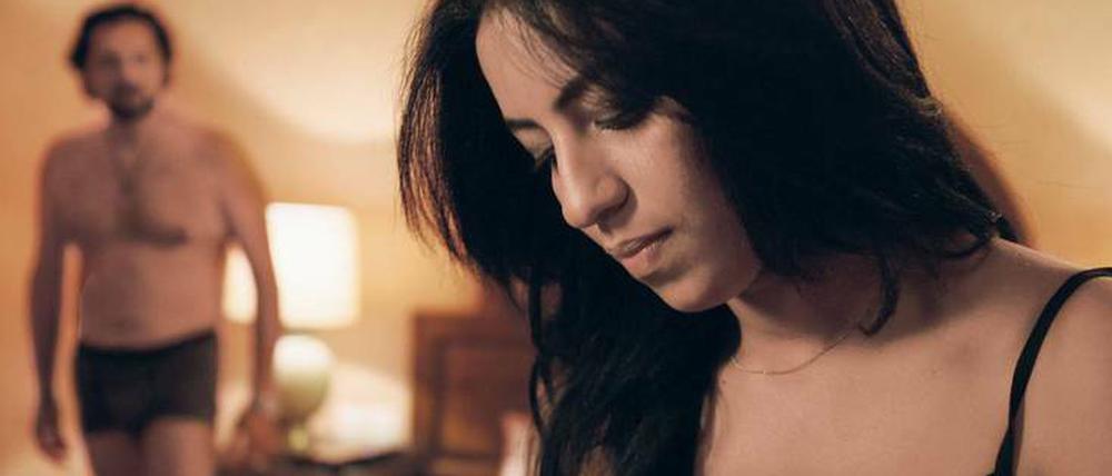 Geschäftlich. Soukaina (Halima Karaouane) bei ihrem Stammfreier.