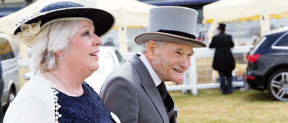 In Ascot. Rabbi Wolff und eine gute Freundin machen sich einen schicken Tag beim Pferdewetten.