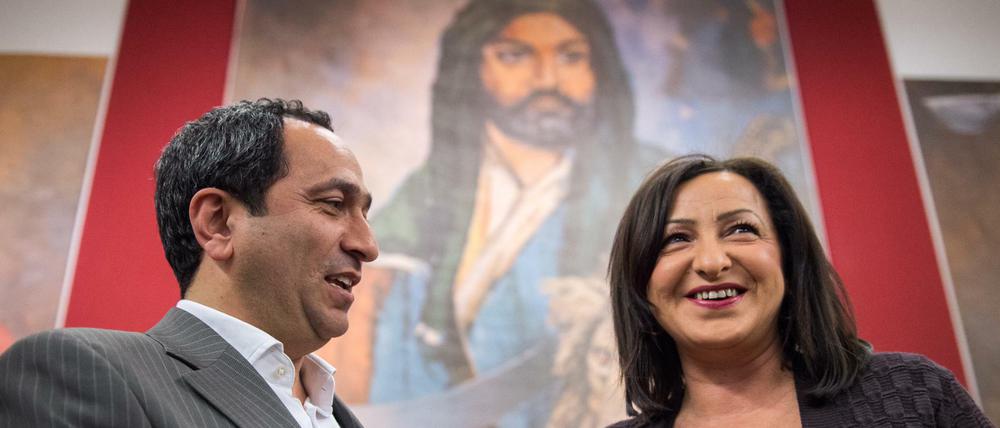 Der Vorsitzende der Alevitischen Gemeinde in Berlin, Halit Büyükgöl, und Arbeitssenatorin Dilek Kolat im März 2015 vor einem Wandbild des Heiligen Ali zum Newroz-Fest.