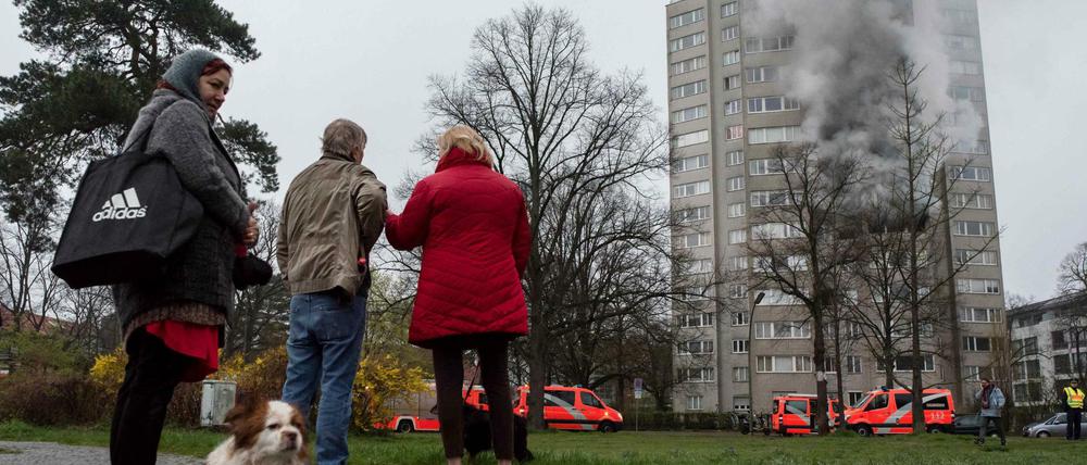 In Schmargendorf brannte das älteste Hochhaus Berlins. Die Berliner Feuerwehr rettete mehrere Personen aus dem Gebäude.
