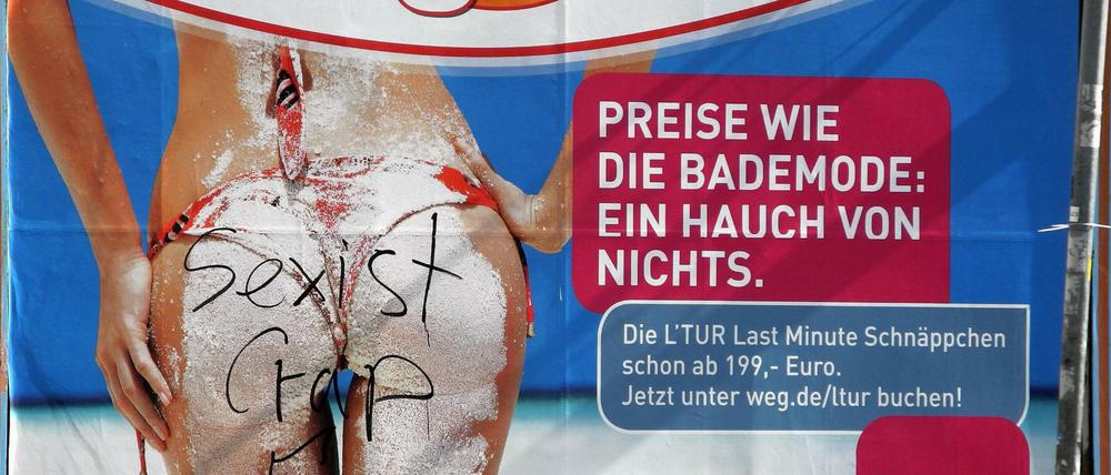 Die Grenzen der Werbung seien hier überschritten, meinte ein Betrachter und malte seinen Kommentar aufs Plakat.