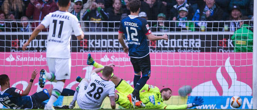 Hoffenheims Toljan (li.) bringt die Gladbacher unbeabsichtigt in Führung. André Hahn (Mitte) gelingt später der Treffer zum 3:1.