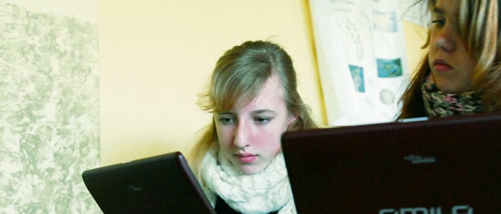 Im Funkloch. Berlins Schüler werden wohl noch länger nicht in einer zentralen Datei stehen. Es bleibt beim Informationsaustausch per Telefon und Boten.