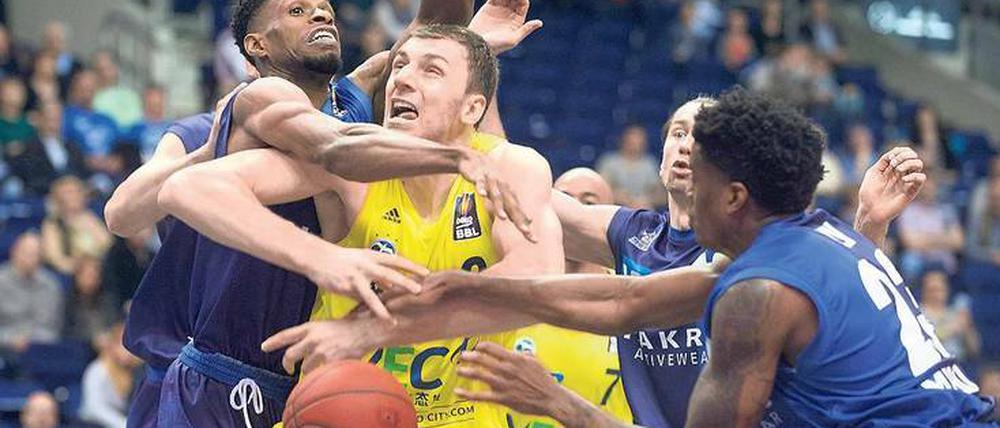 Einsamer Kampf. Bei Alba Berlin hapert es am Zusammenspiel, hier versucht es Center Elmedin Kikanovic allein.