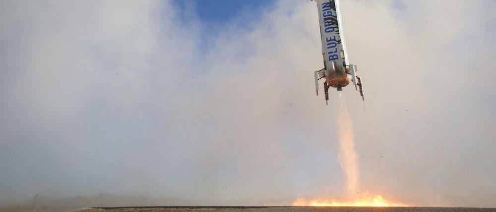 Ab dafür! Amazon-Chef Jeff Bezos' Transportunternehmen Blue Origin erobert das Weltall mit Raketen, die wieder auf der Erde landen.