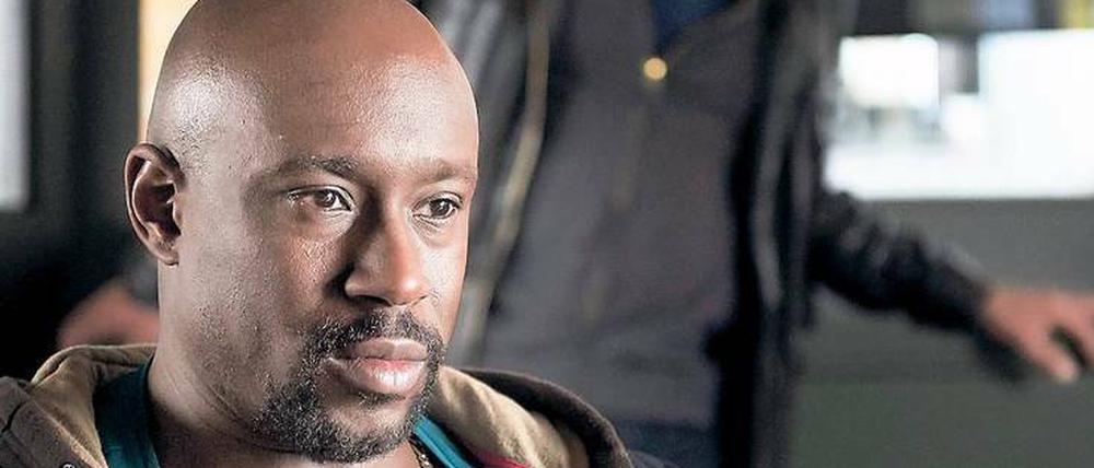 Toter Bruder. Kriegsflüchtling Théo Wangila (Jerry Kwarteng, li.) erklärt, was ihm im Kongo an Folter widerfahren ist. Kommissar Ballauf (Klaus J. Behrendt) ist fassungslos.