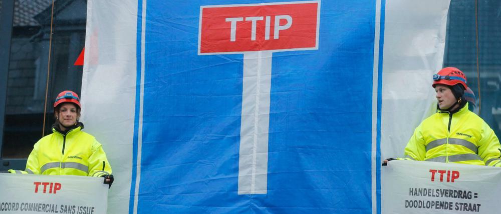Greenpeace-Aktivisten demonstrierten im Februar in Brüssel vor dem Eingang zum EU-Hauptquartier.