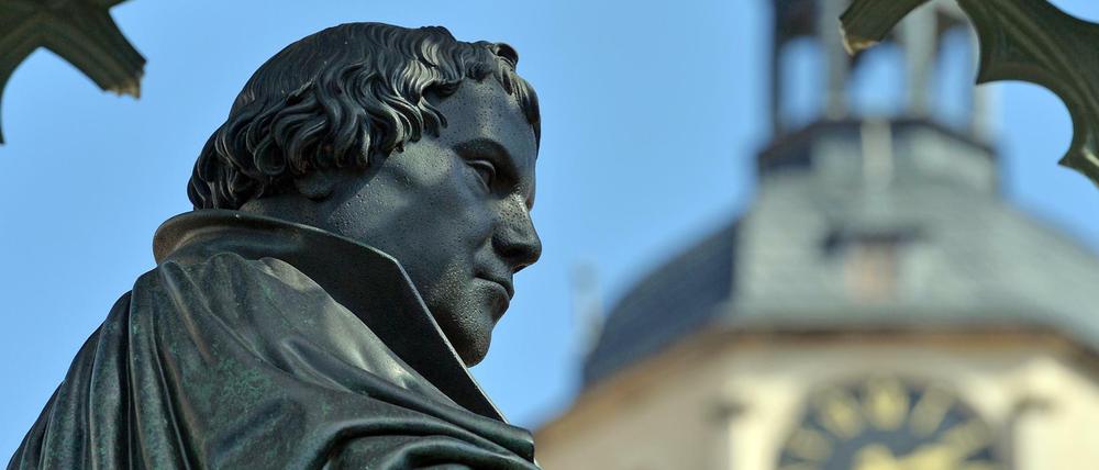 Statue des Reformators Martin Luther am Marktplatz in Wittenberg