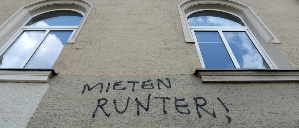 "Mieten runter!" fordert ein Unbekannter an der Fassade eines Hauses.