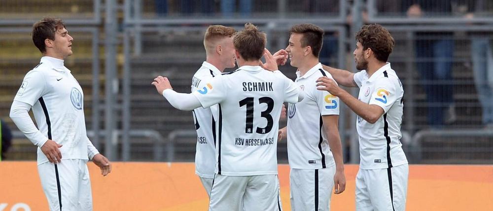 Der Jubel nach dem Protest. Nachdem sie eine Minute lang still standen, feiern die Fußballer von Hessen Kessel den Treffer zum 1:1 gegen den 1. FC Köln.