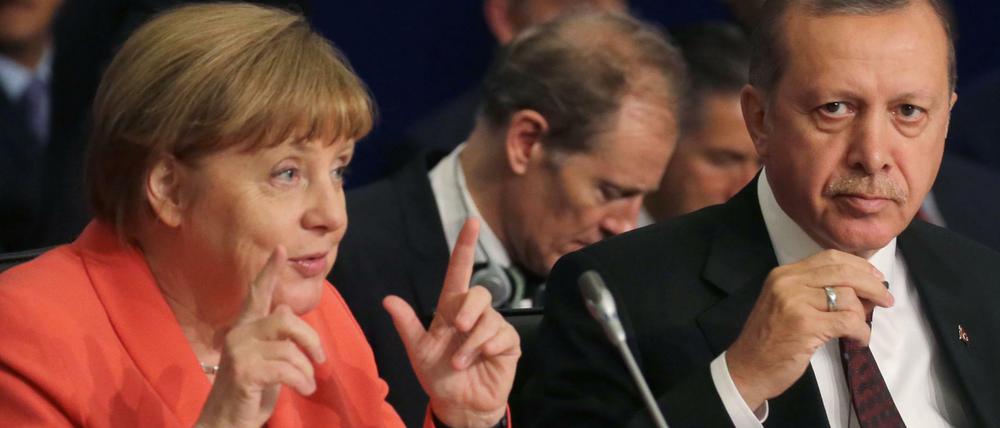 Bundeskanzlerin Angela Merkel und der türkische Staatspräsident Recep Tayyip Erdogan während des UN-Nothilfegipfels in Istanbul.