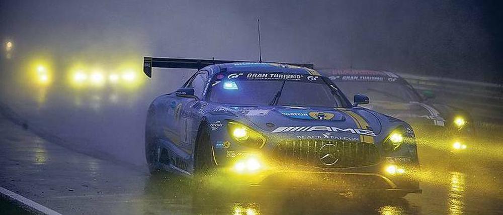 Hatz im Nass. Der Mercedes AMG GT3 des Siegerteams bei strömendem Regen auf dem Streckenabschnitt „Hatzenbach“ auf der Nordschleife.