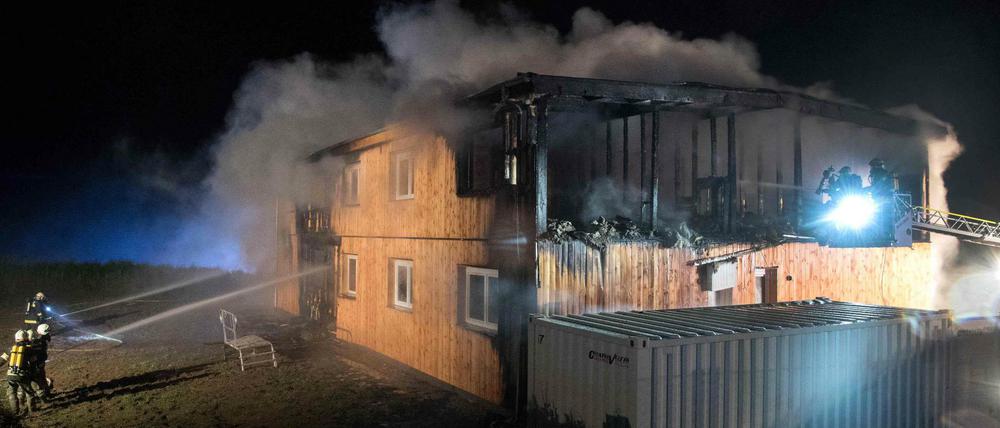 Im Norden Österreichs haben unbekannte Täter in der Nacht zum Mittwoch eine fast fertig gestellte Unterkunft für Asylbewerber in Brand gesteckt.