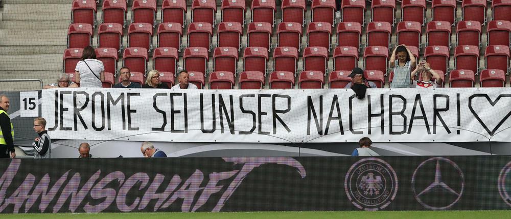 Deutsche Fußballfans haben vor an der Bande ein Transparent mit Aufschrift "Jerome Boateng sei unser Nachbar" angebracht.