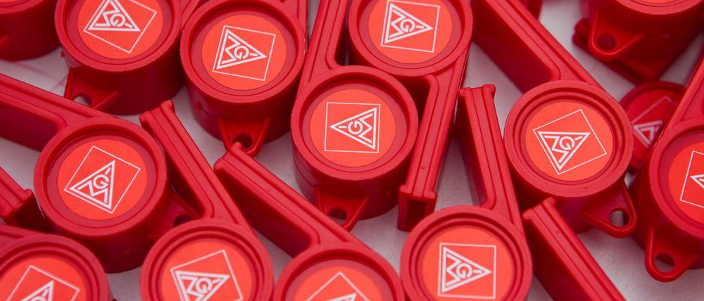 Historisch gesehen gehört die Trillerpfeife zu den wichtigsten Utensilien eines erfolgreichen Metallers. Ohne Warnstreiks und richtige Arbeitskämpfe wären Arbeitszeiten und Löhne heute auf einem anderen Niveau.