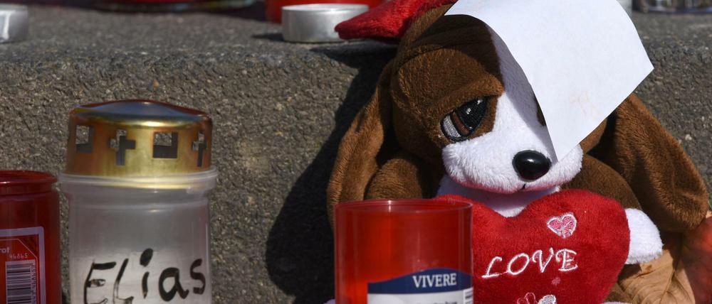 Letzter Gruß an Elias. Ein Plüschtier erinnert an den ermordeten Sechsjährigen. Silvio S. soll nicht bloß Elias, sondern auch den vierjährigen Mohamed ermordet haben.