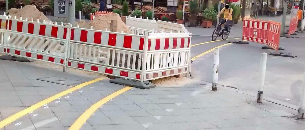 Das neueste Werk. Diese innovative Radverkehrsführung wurde gerade an der Ecke Kurfürstenstraße / Keithstraße installiert.