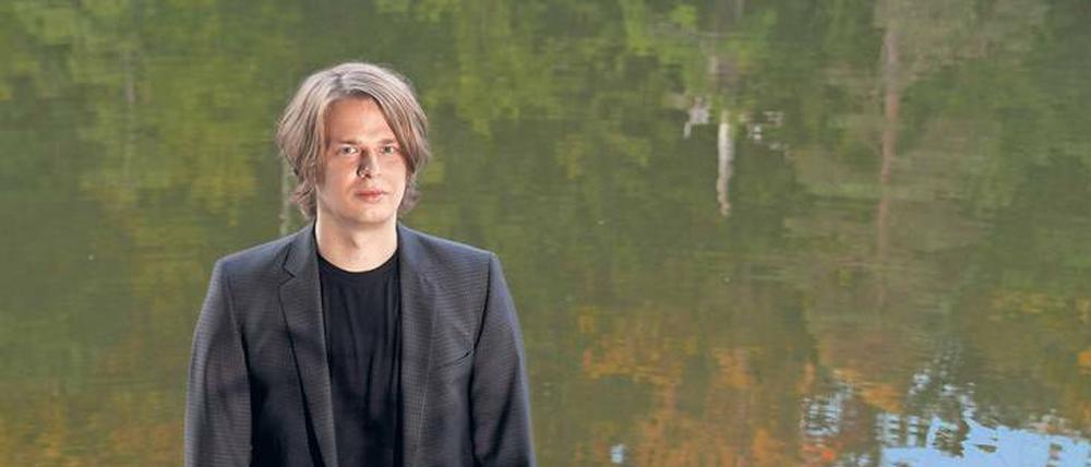 Knietief im Wasser, knietief in der Kunst. Der Münchner Schriftsteller Jan Snela, 36.