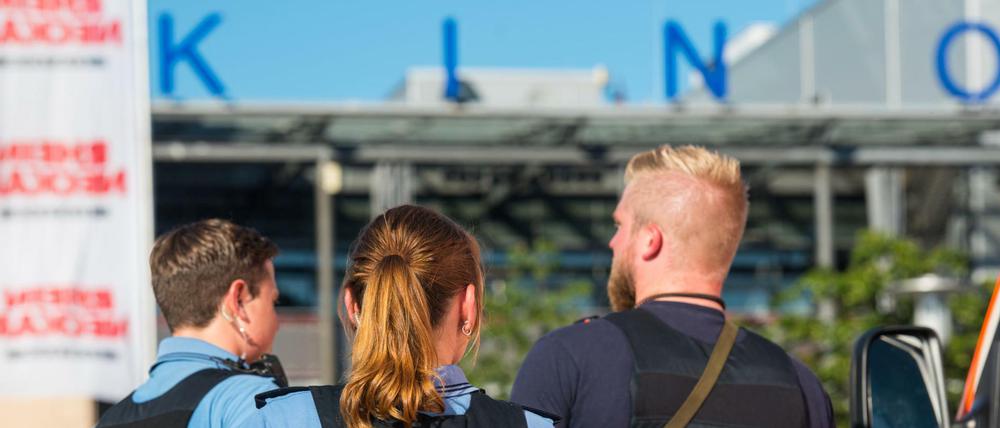 Polizisten sichern den Tatort der Geiselnahme in Viernheim (Hessen)