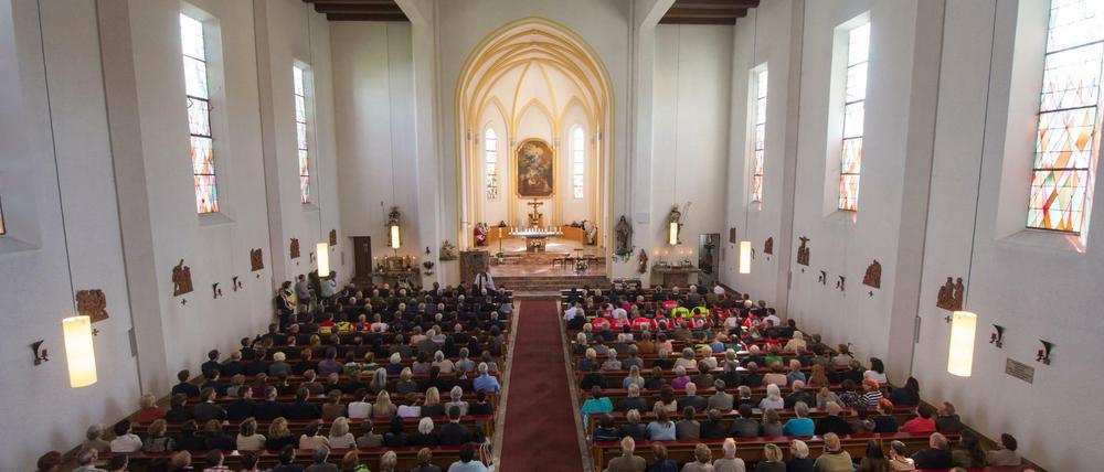 So voll sind die Kirchen selten: Gottesdienst in der Stadtpfarrkirche St. Marien in Simbach.