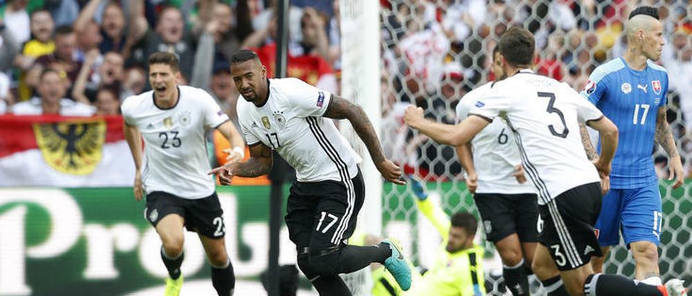 Die Wade hält. Jerome Boateng auf dem Weg zur Bank - der erste Dank gilt dem Mannschaftsarzt.