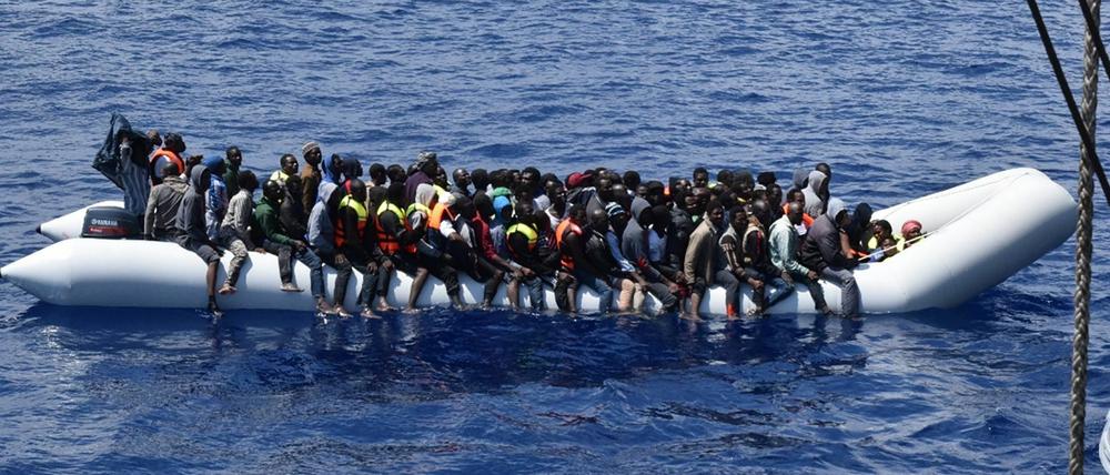 in Seenot geratenen Flüchtlinge vor der Küste von Lybien