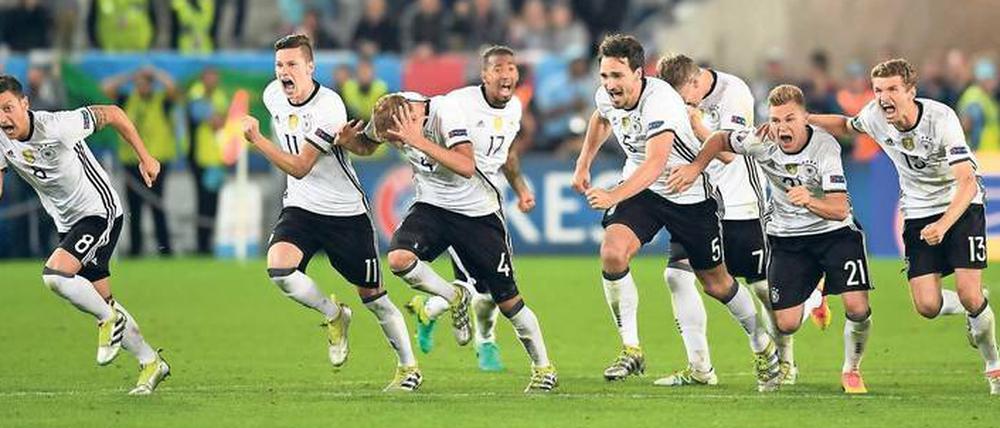 Sprint in den Feier-Abend. Deutschlands Nationalspieler nach dem entscheidenden Elfmeter von Jonas Hector.