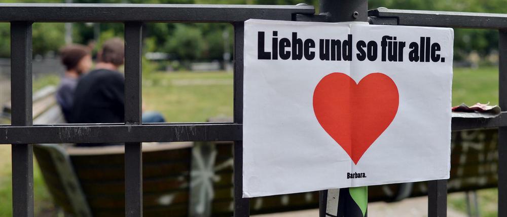 Auf dem Boxhagener Platz brachte Barbara 100 Schilder an.