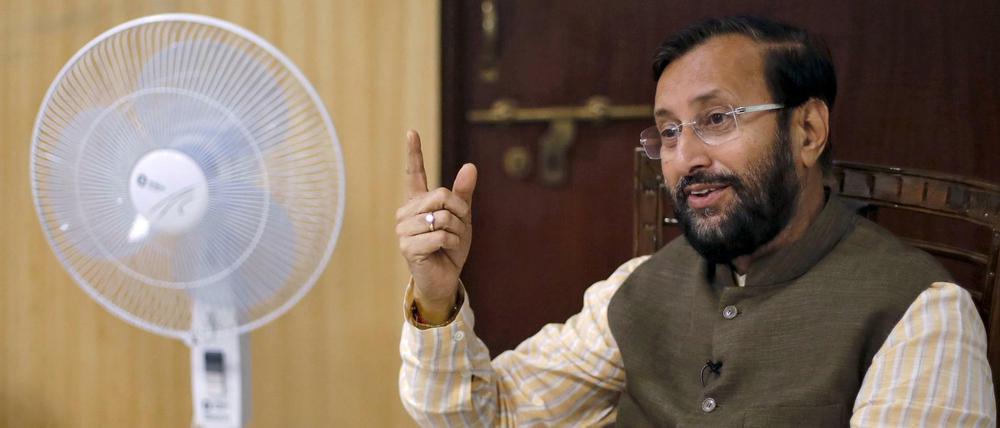 Prakash Javadekar (65) ist Umwelt- und Klimaminister in Indien. Zuvor war er Informationsminister. Er gehört der nationalistischen Regierungspartei BJP an. Das Foto entstand im Herbst 2015 in seinem Amtszimmer in Neu Delhi. Derzeit ist er in Berlin, um sich am Petersberger Klimadialog zu beteiligen.