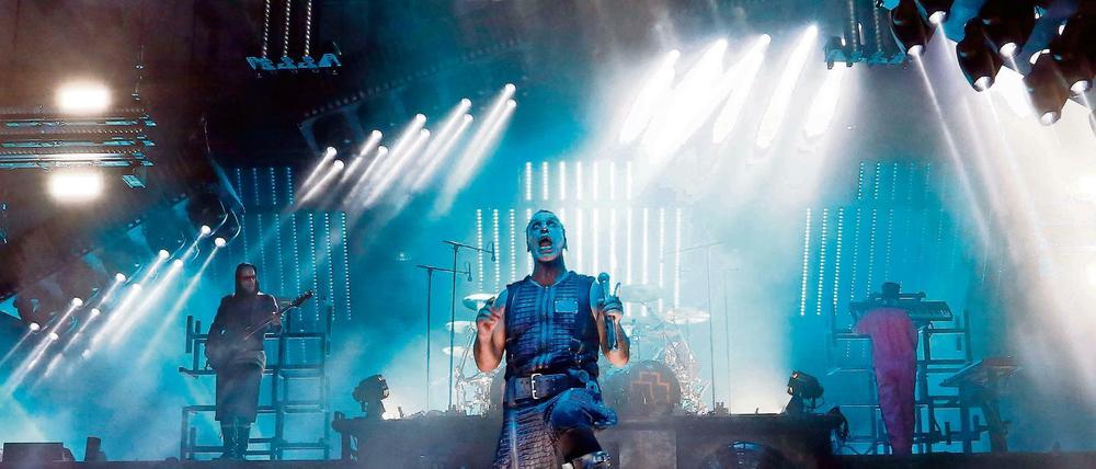 Rammstein bei ihrem Auftritt in der Berliner Waldbühne.