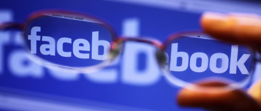 Witzige Anspielungen auf den Internet-Riesen Facebook dürfen im Roman natürlich nicht fehlen...