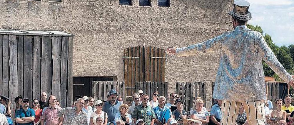 Ein Hauch von Bayreuth: Tickets sind Mangelware in Klein Leppin. Bei der Generalprobe der Barockopern-Collage "Don Quichotte chez la Duchesse"