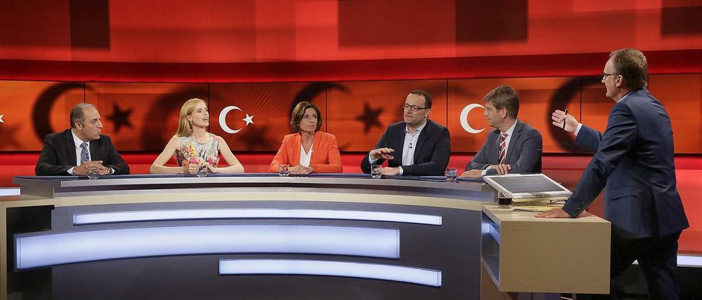 Zu Gast bei Frank Plasberg waren Mustafa Yeneroğlu (von links), Wilma Elles, Malu Dreyer, Jens Spahn und Christoph Schwennicke.