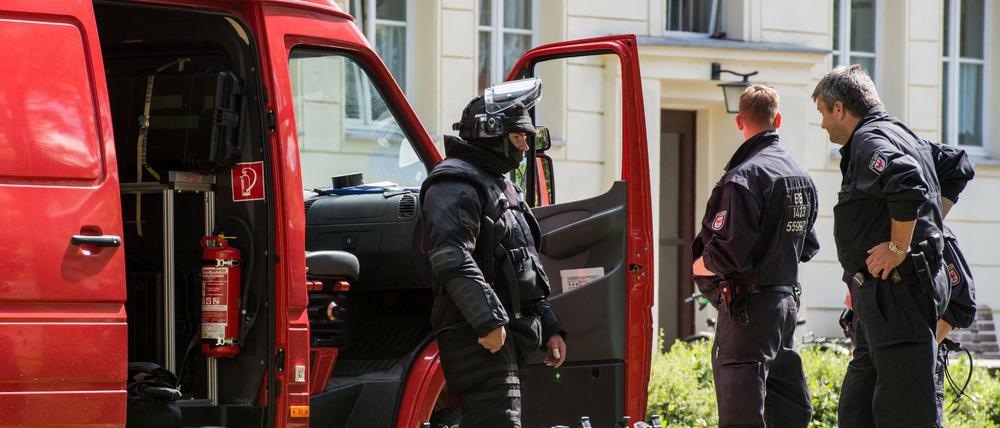 Spezialeinsatzkommando: Beamte der Brandenburger Polizei beim Einsatz in Eisenhüttenstadt am Mittwoch.
