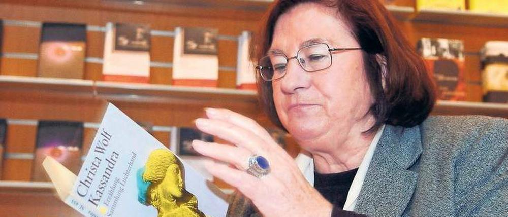 Im Westen unzensiert. Christa Wolf 2004 am Stand des Luchterhand Verlags auf der Leipziger Buchmesse.