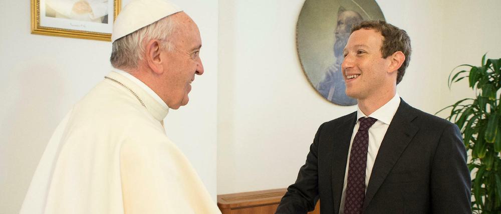Mark Zuckerberg wird von Papst Franziskus im Vatikan begrüßt.