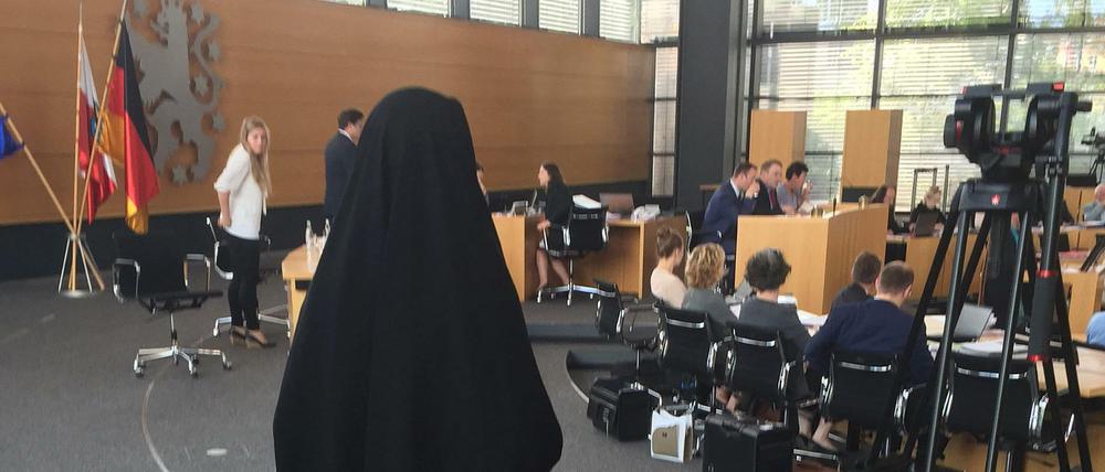 Mit einem Nikab verschleiert steht die AfD-Landtagsabgeordnete Wiebke Muhsal im Landtag in Erfurt.