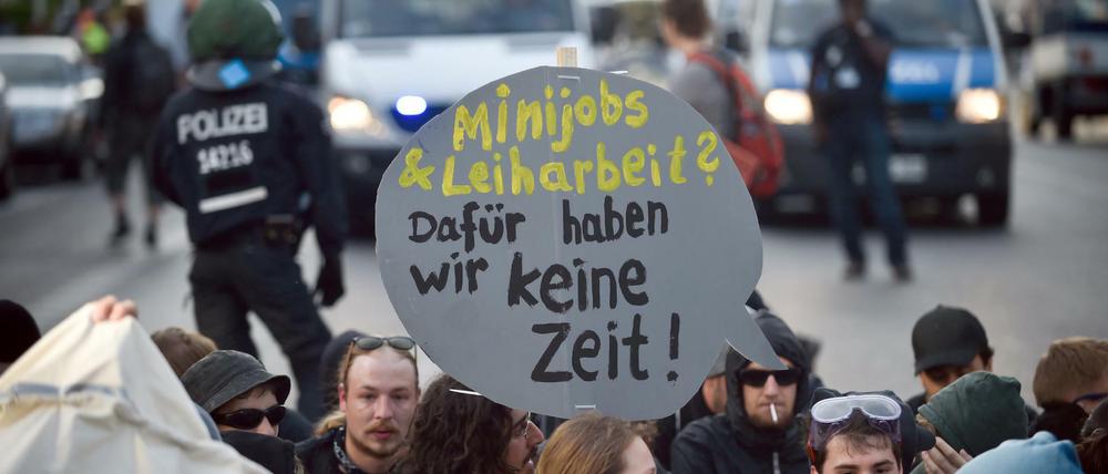 Demonstranten des linken Bündnisses Blockupy blockieren am 02.09.2016 in Berlin die Fahrbahn der Wilhelmstraße.