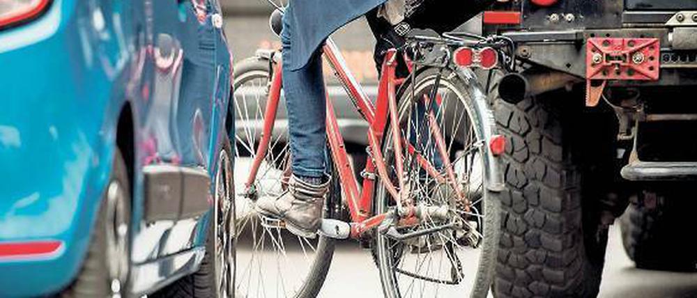 Schlangenlinien. Wo Radwege fehlen oder nicht frei sind, müssen Radler oft riskant ausweichen.