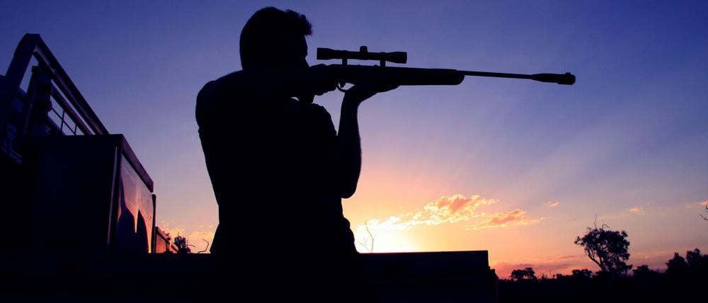 Ein Fehlschuss bei der Jagd verändert das Leben des Protagonisten für immer.