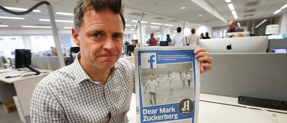 Offener Ärger. Espen Egil Hansen, Chefredakteur der norwegischen Zeitung "Aftenposten" hält die Ausgabe seiner Zeitung hoch mit dem Foto aus dem Vietnam-Krieg, das Facebook von der "Aftenposten"-Profilseite glöscht hatte-