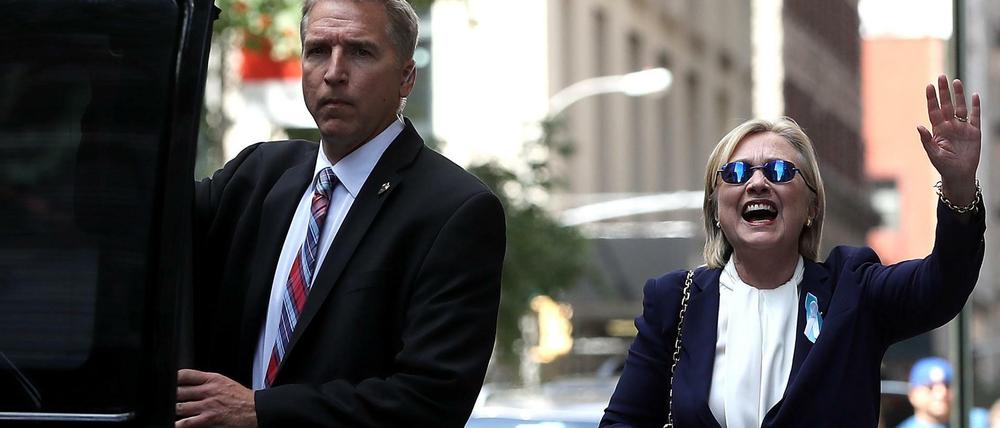 Spätere Bilder zeigten Hillary Clinton lachend und grüßend beim Verlassen der Wohnung ihrer Tochter Chelsea in New York und suggerierten, dass es der Präsidentschaftskandidatin wieder gut gehe.